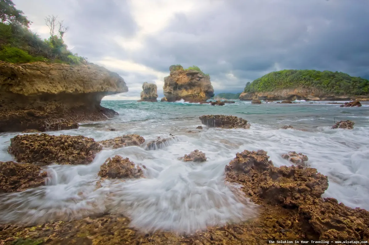 Pantai Ngliyep, keindahan pesisir Malang