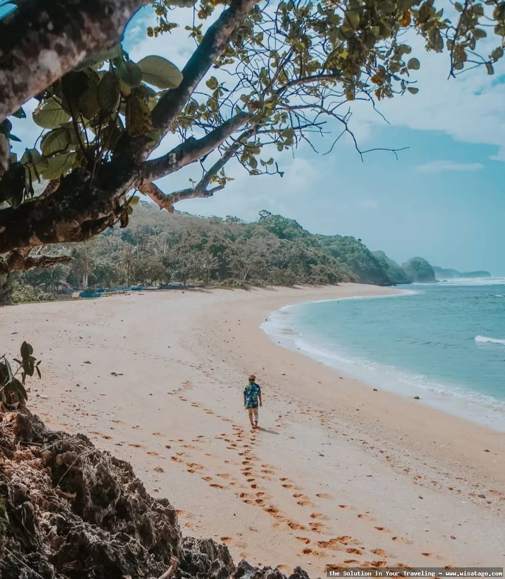 Pantai Ngliyep dengan pemandangan menawan