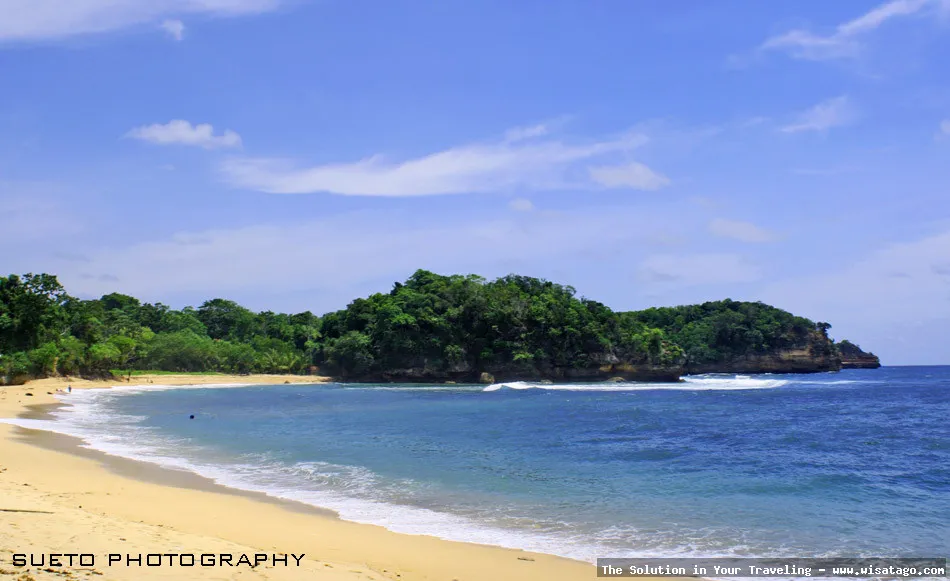 Pantai Ngliyep dengan pemandangan menawan