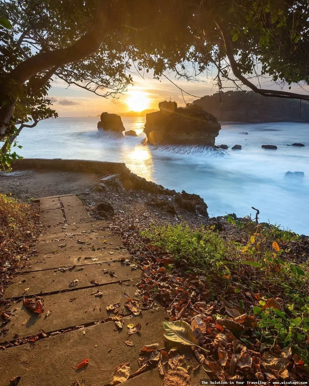 Pantai Ngliyep, keindahan laut selatan.