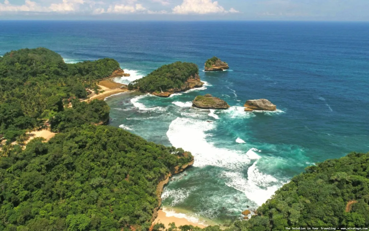 Pantai Ngliyep, keindahan alam memukau