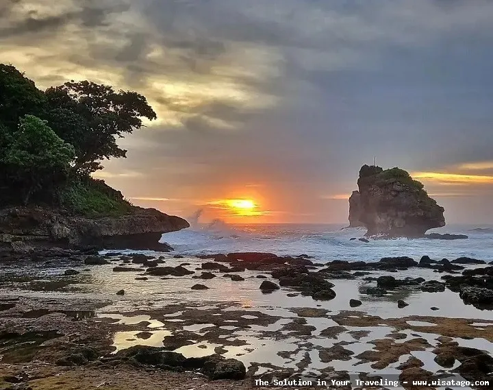 Pantai Ngliyep, pemandangan laut selatan