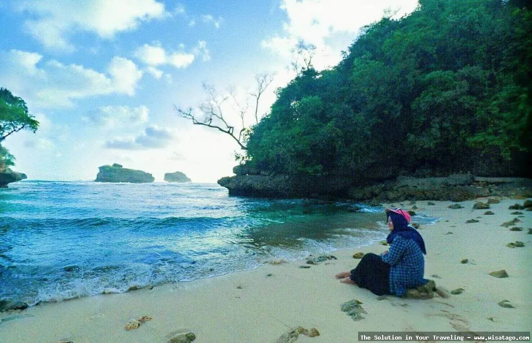 Pantai Ngliyep Malang yang menawan