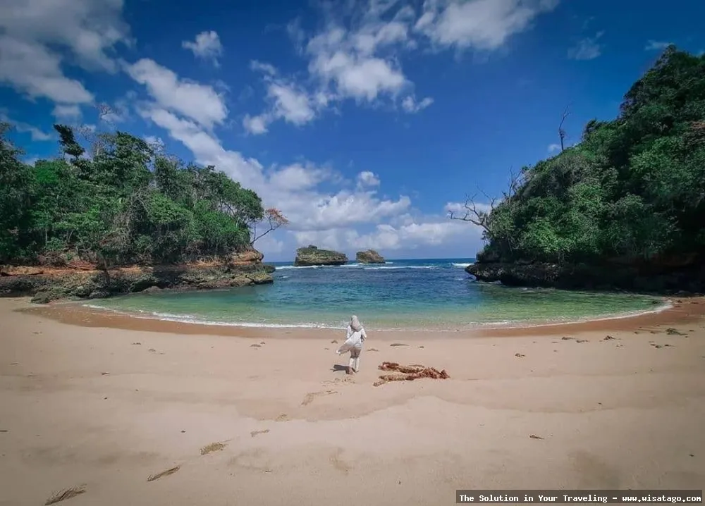 Pantai Ngliyep Malang mempesona saat senja