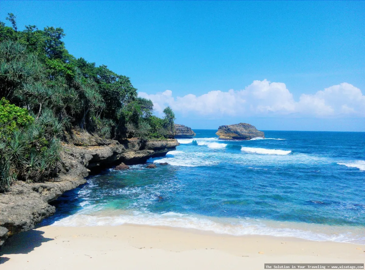 Pantai Ngliyep Malang mempesona saat senja