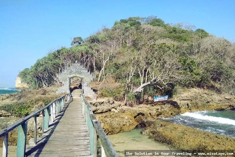 Pantai Ngliyep Malang yang menawan