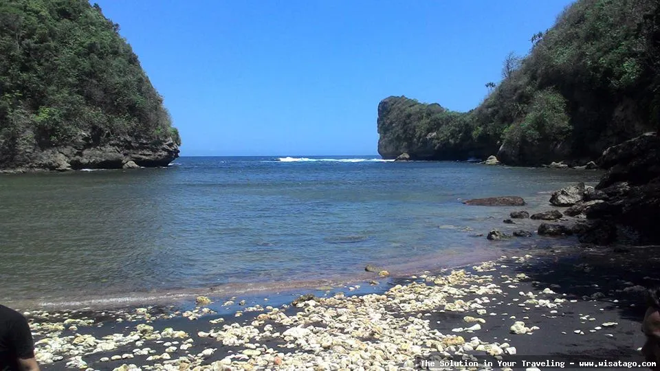 Pantai Nglurung: Tips, Harga Tiket, Kuliner, Lokasi, Fasilitas dan Spot