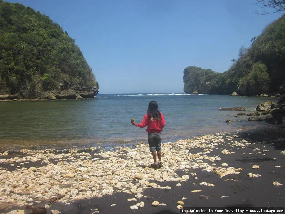 Pantai Nglurung, pesona alam memukau