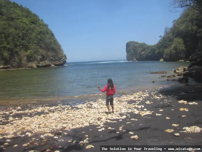 Pantai Nglurung dengan pasir putih.