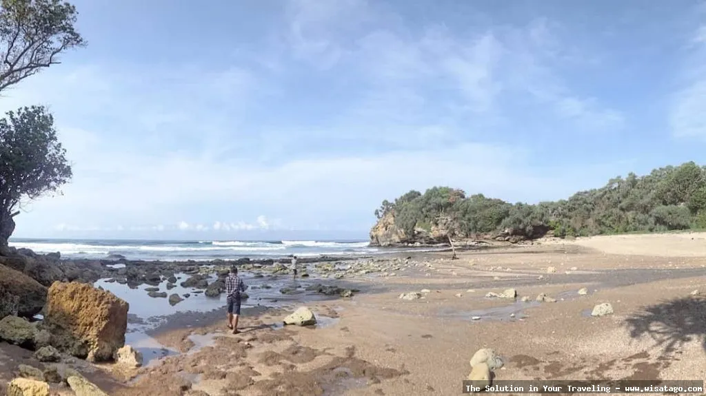 Pantai Nglurung, keindahan alam memukau