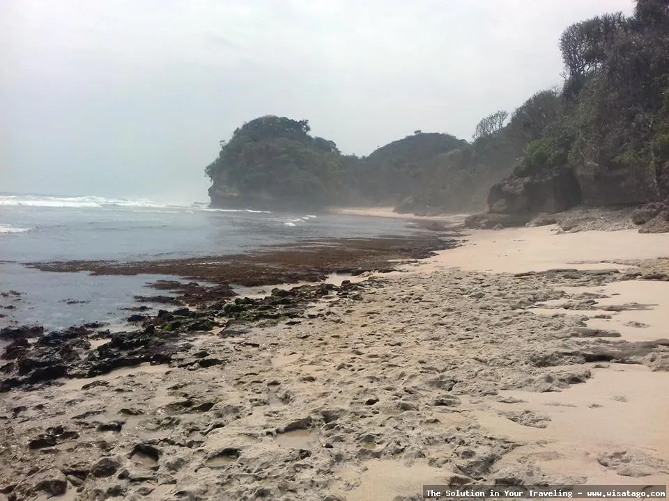 Pantai Nglurung, keindahan pantai selatan.