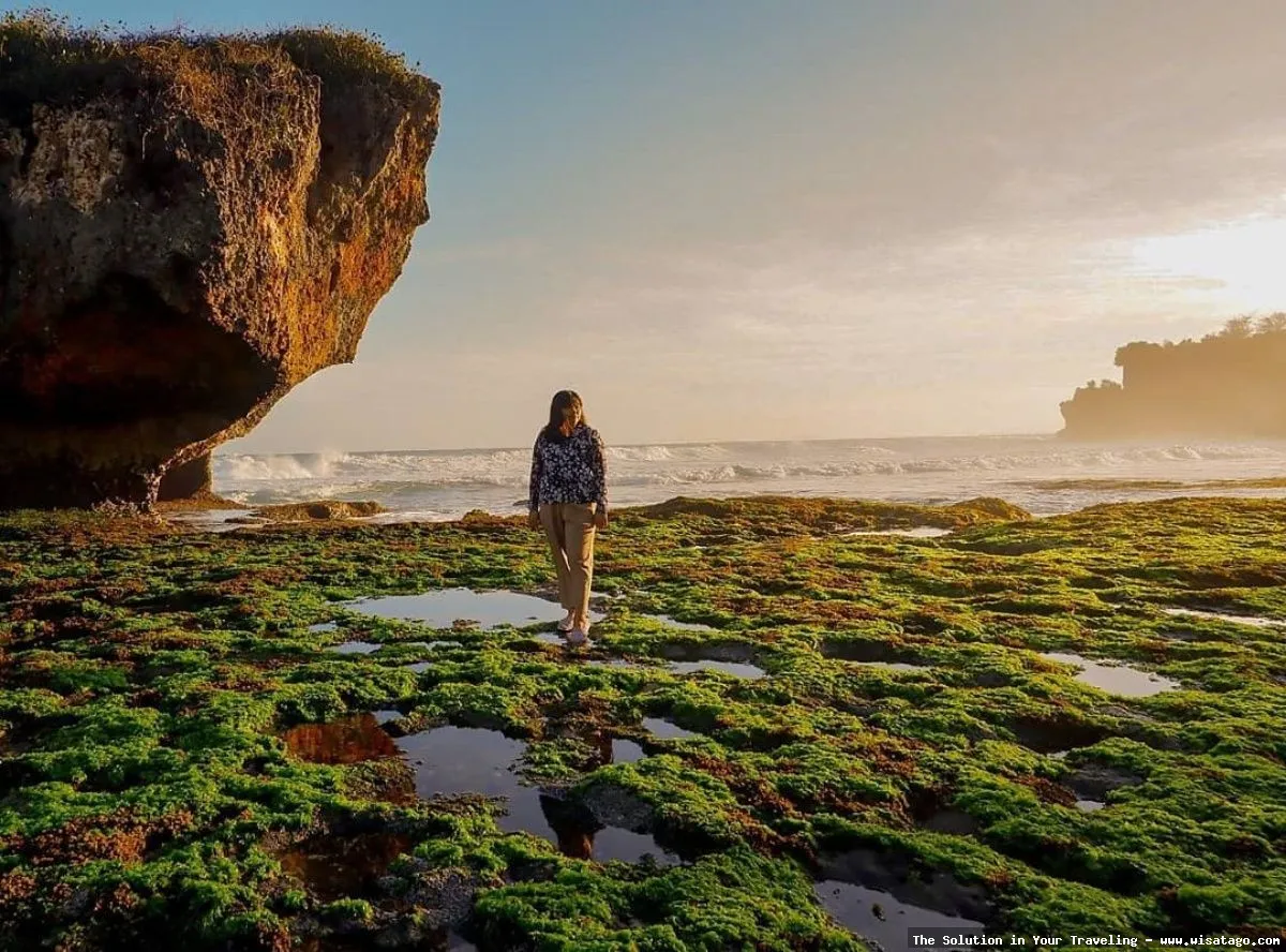 Pantai Ngrawe, pasir putih menawan