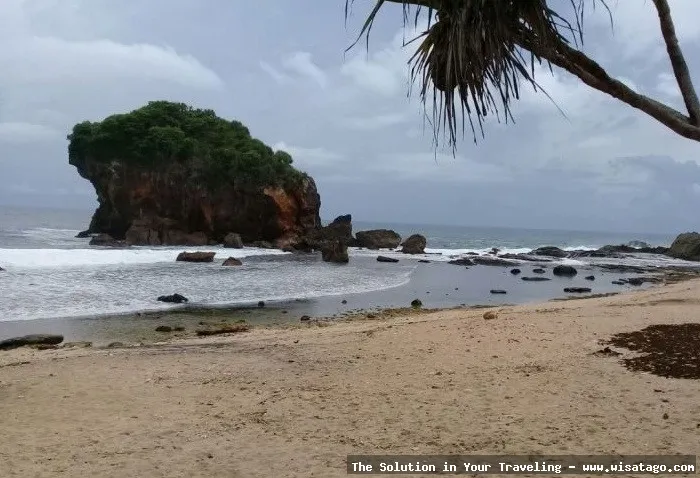 Pantai Ngrawe, pemandangan laut menawan