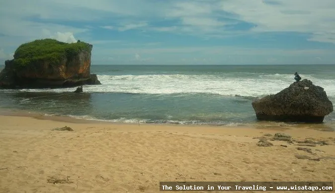 Pantai Ngrawe, pasir putih menawan