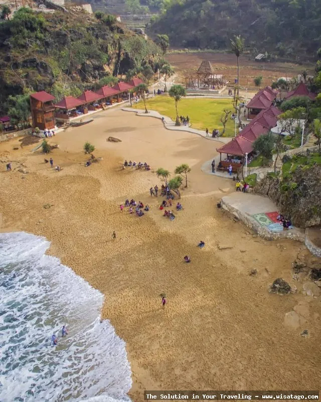 Pantai Ngrawe, pasir putih mempesona