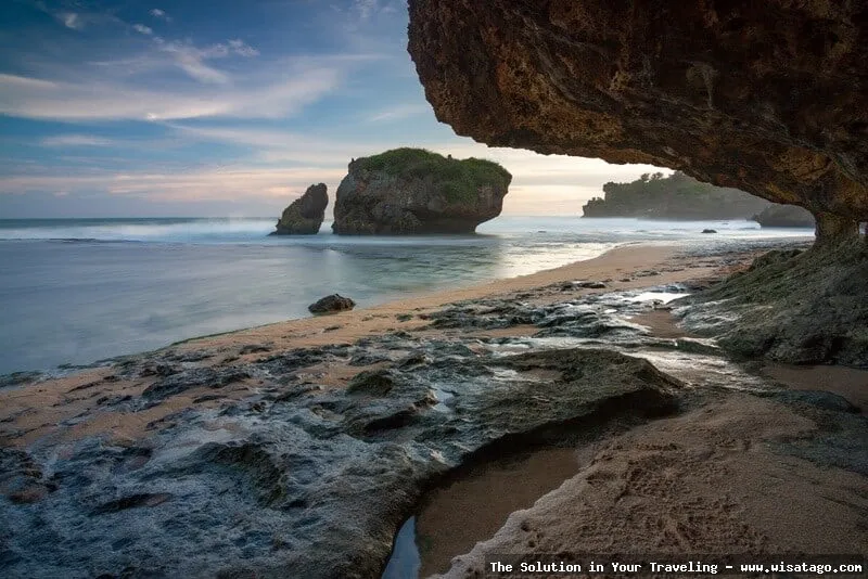 Pantai Ngrawe, pasir putih menawan