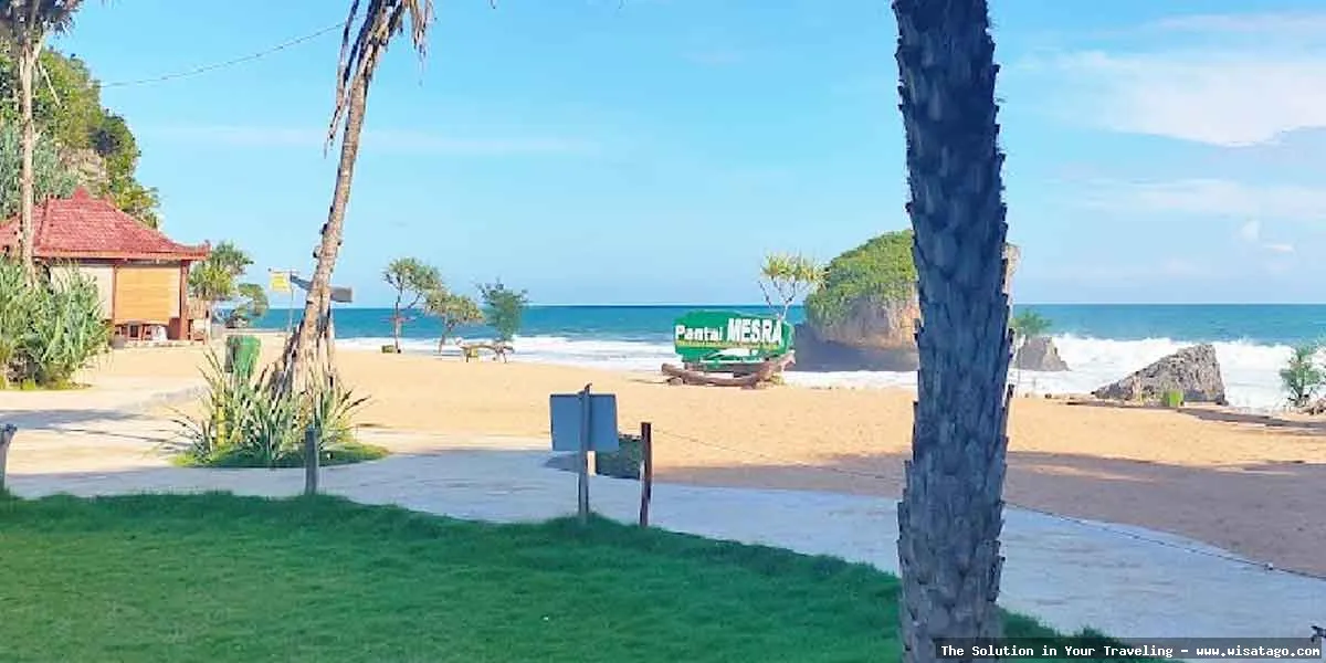 Pantai Ngrawe, pasir putih menawan