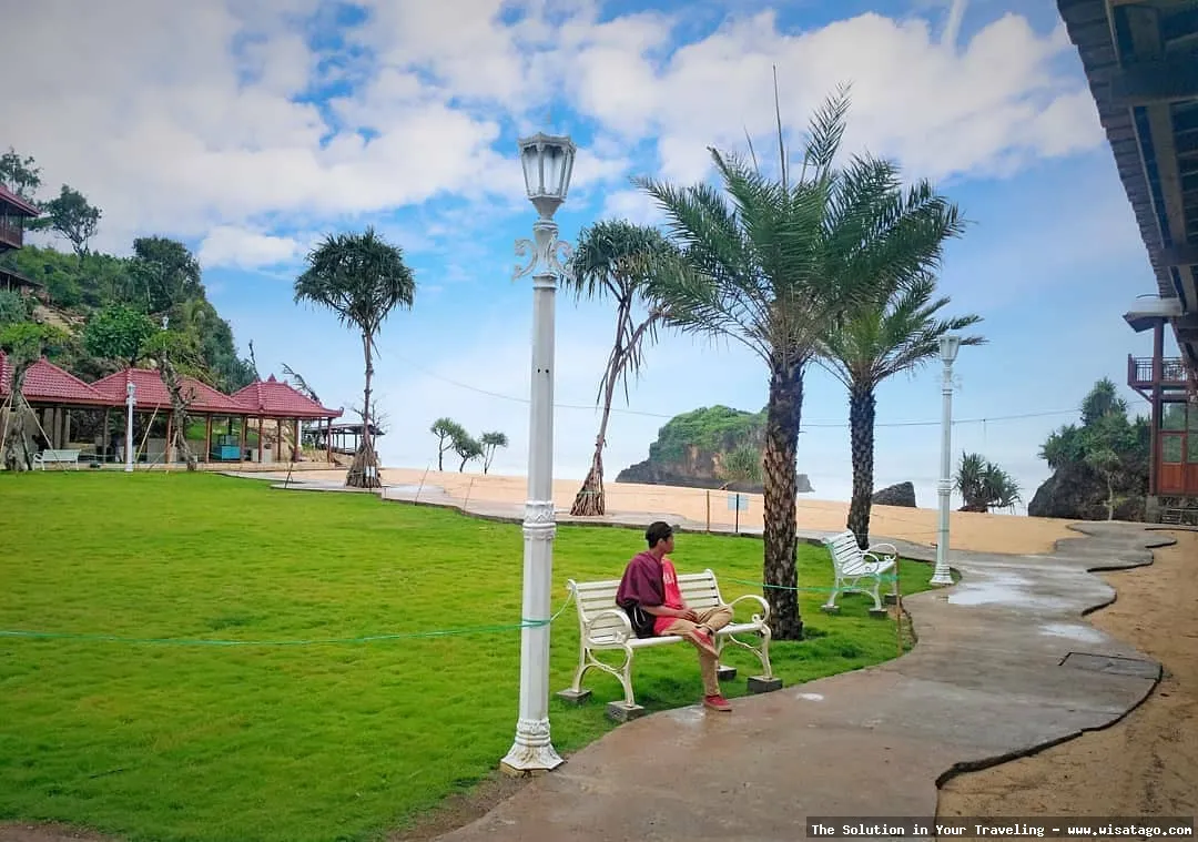 Pantai Ngrawe, pasir putih mempesona