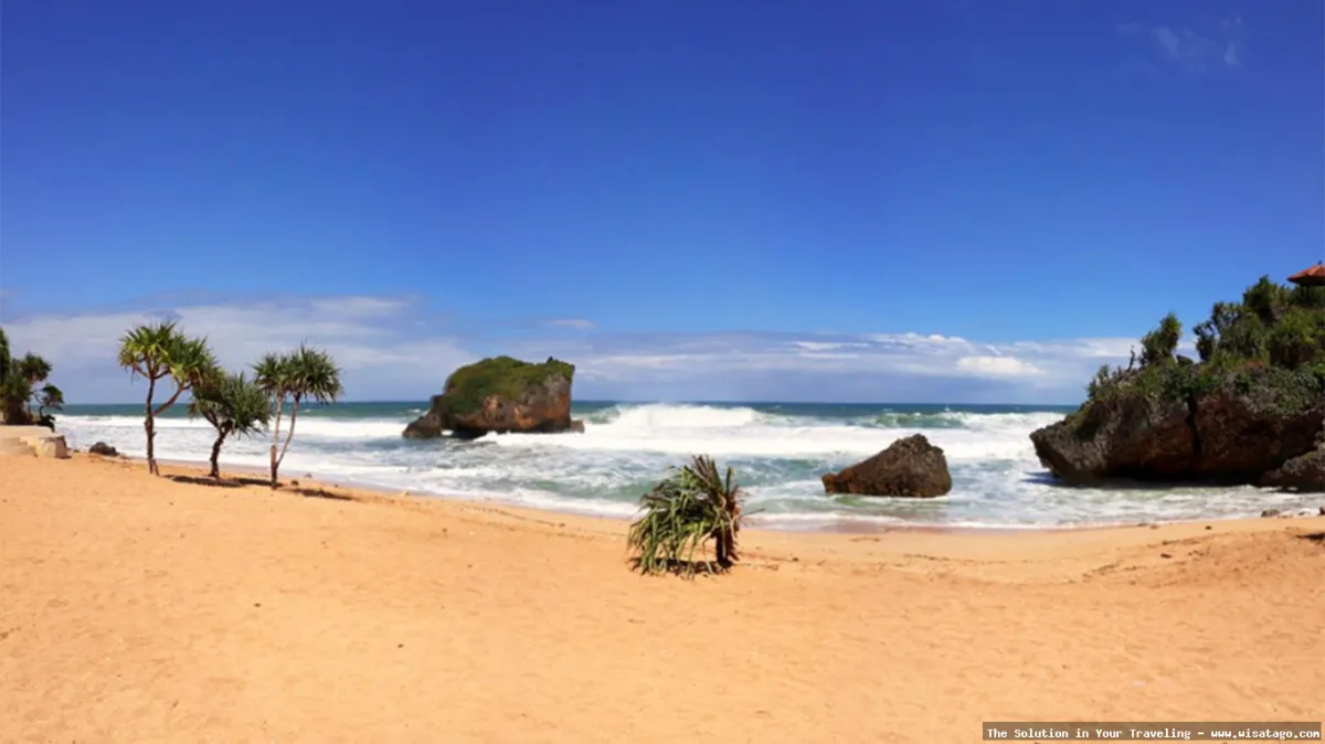 Pantai Ngrawe, pasir putih menawan