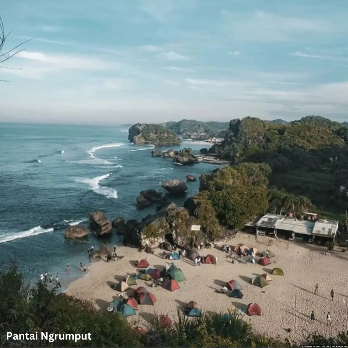 Pantai Ngrumput, pemandangan alam menawan.