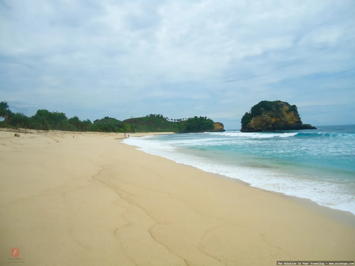 Pantai Ngudel, pasir putih memukau.