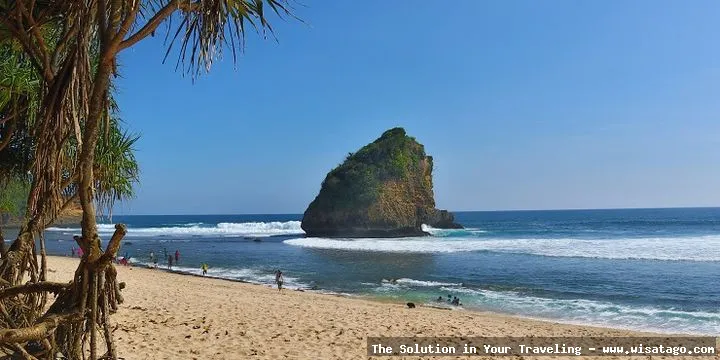 Pantai Ngudel, pasir putih menawan