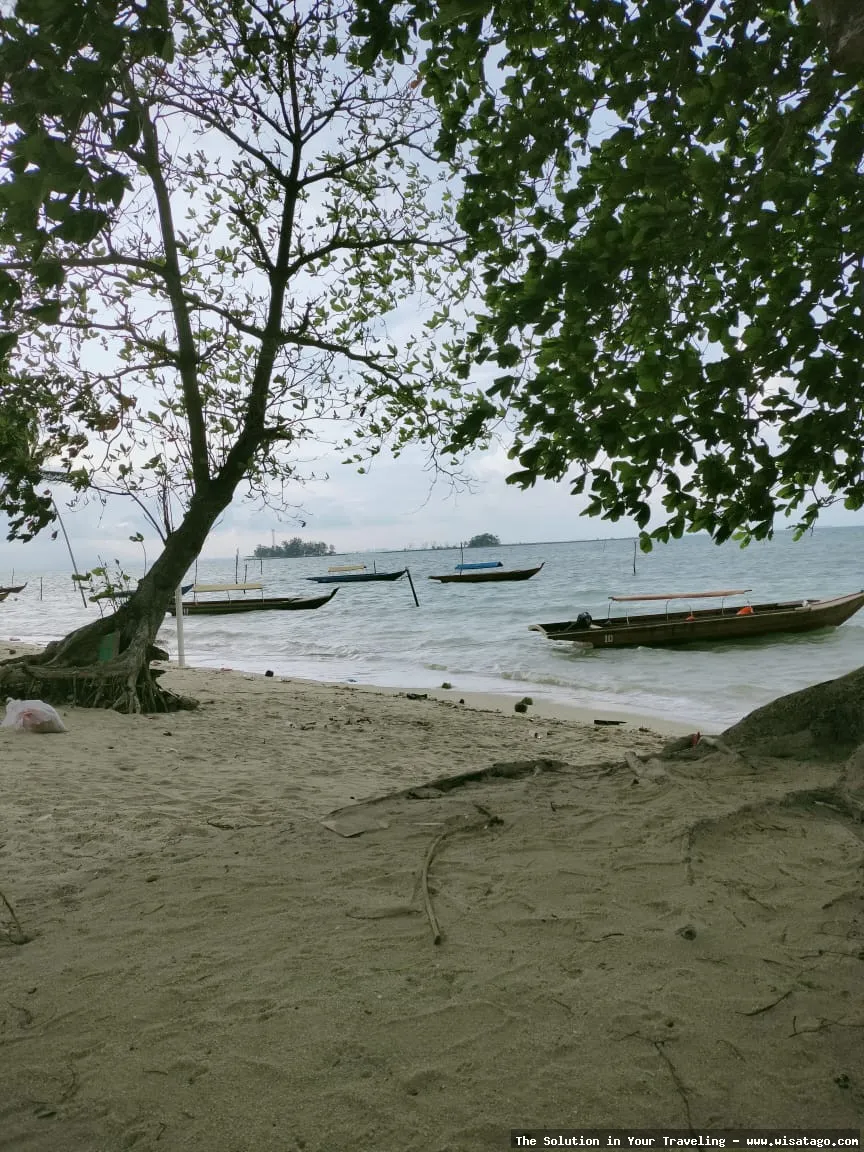 Pantai Nongsa Batam yang mempesona.