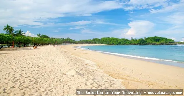 Pantai Nusa Dua berpasir putih indah