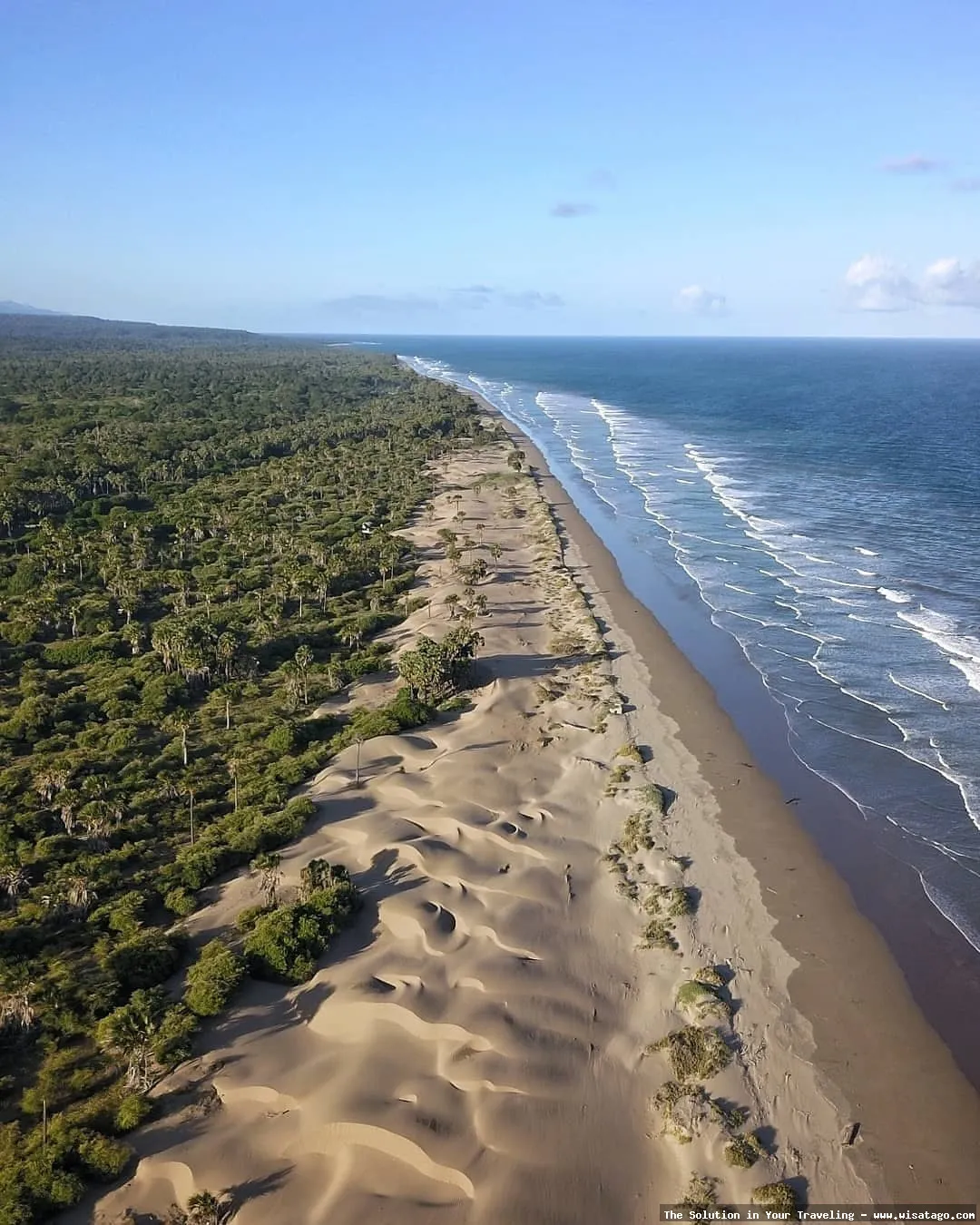 Pantai Oetune: hamparan pasir bergelombang.