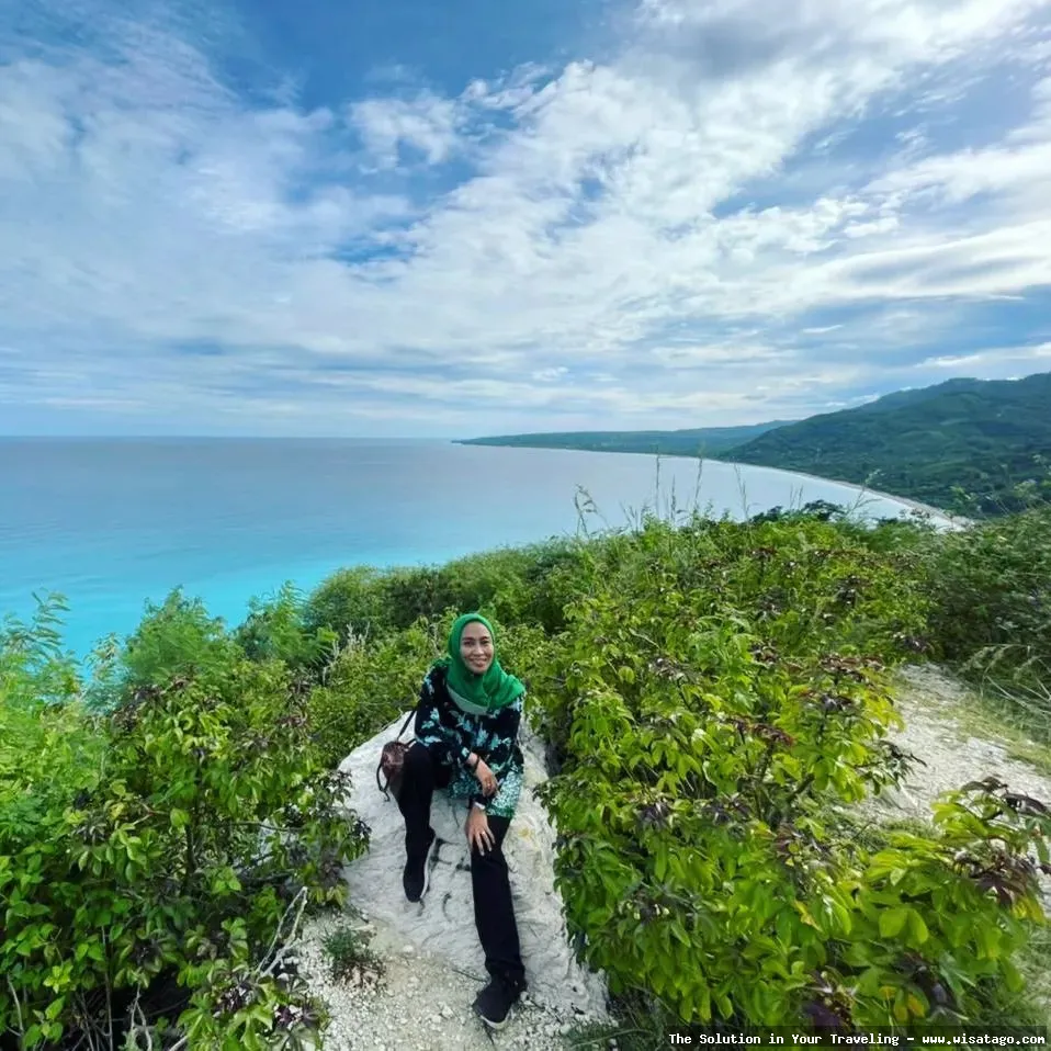 Pantai Oetune: hamparan pasir bergelombang.