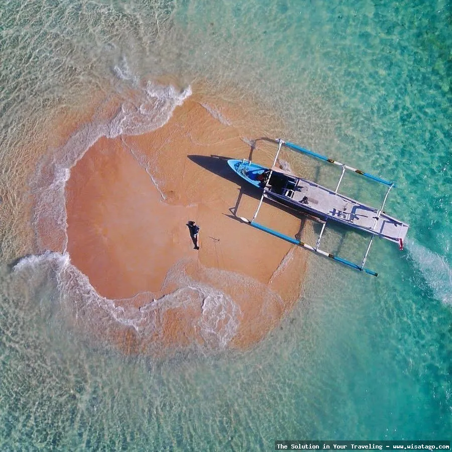 Pantai Oetune, hamparan pasir bergelombang.