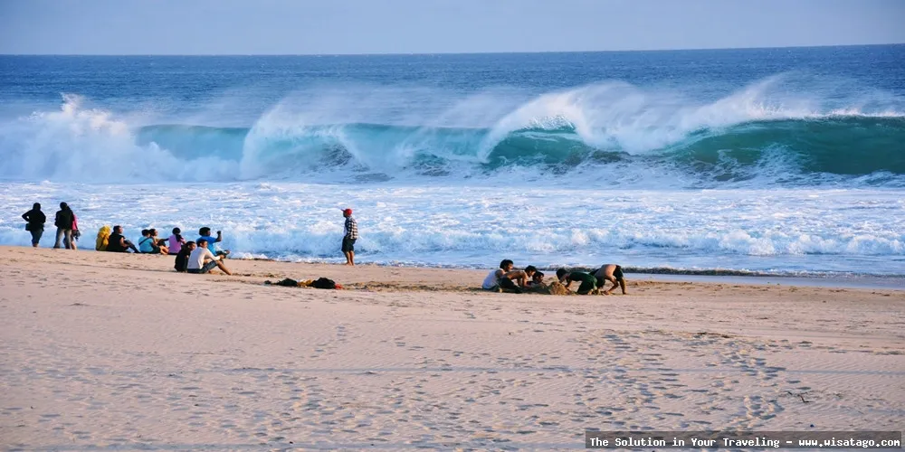 Pantai Ombak Tujuh dengan deburan ombak.