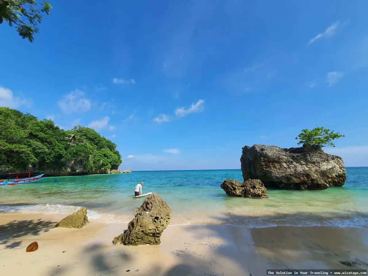 Pantai Padang Padang yang eksotis memukau