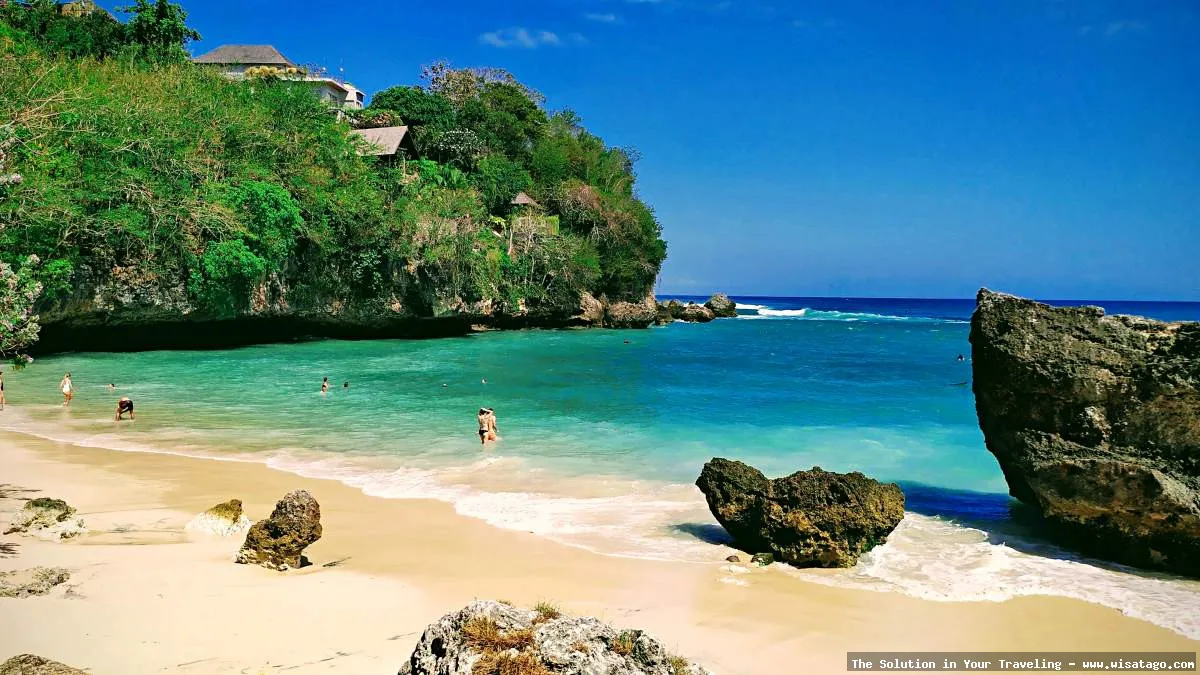 Pantai Padang Padang yang eksotis memesona