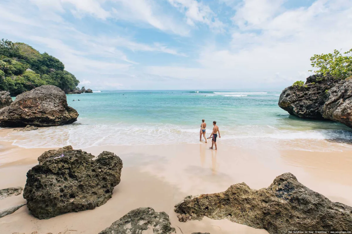 Pantai Padang Padang yang eksotis memukau