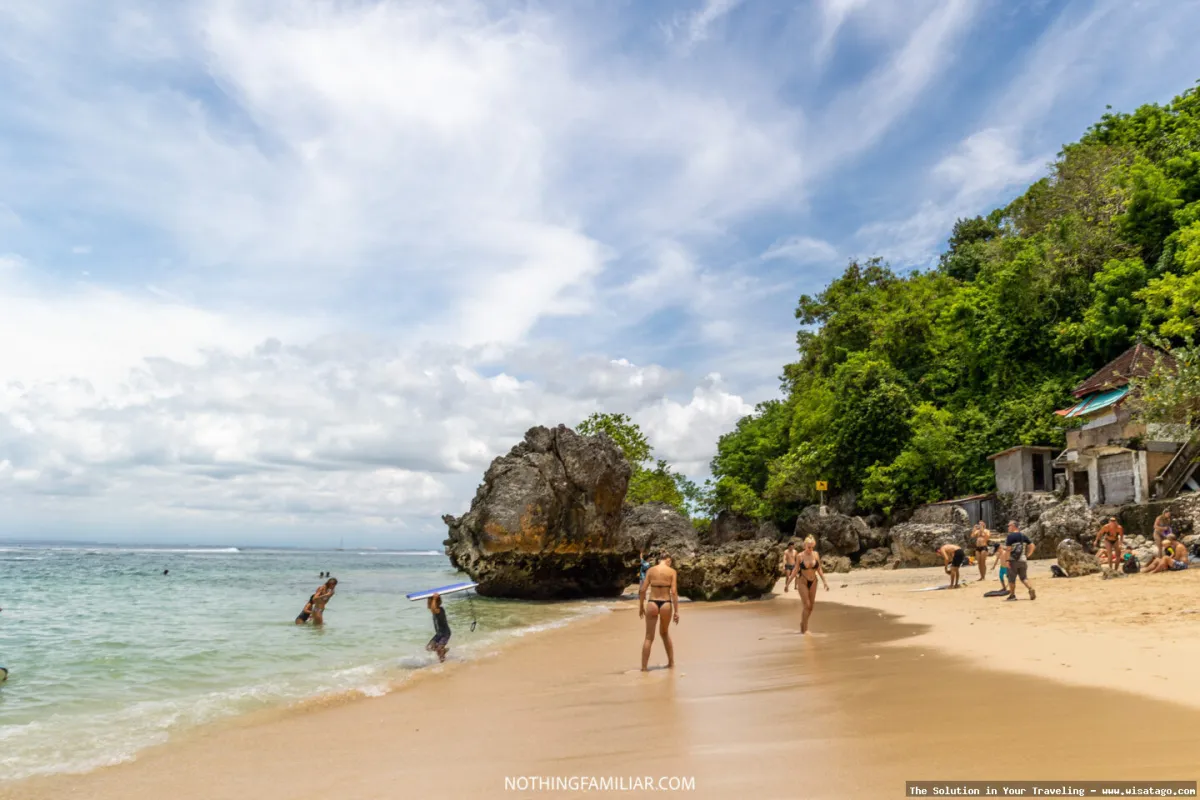 Pantai Padang Padang yang eksotis memukau