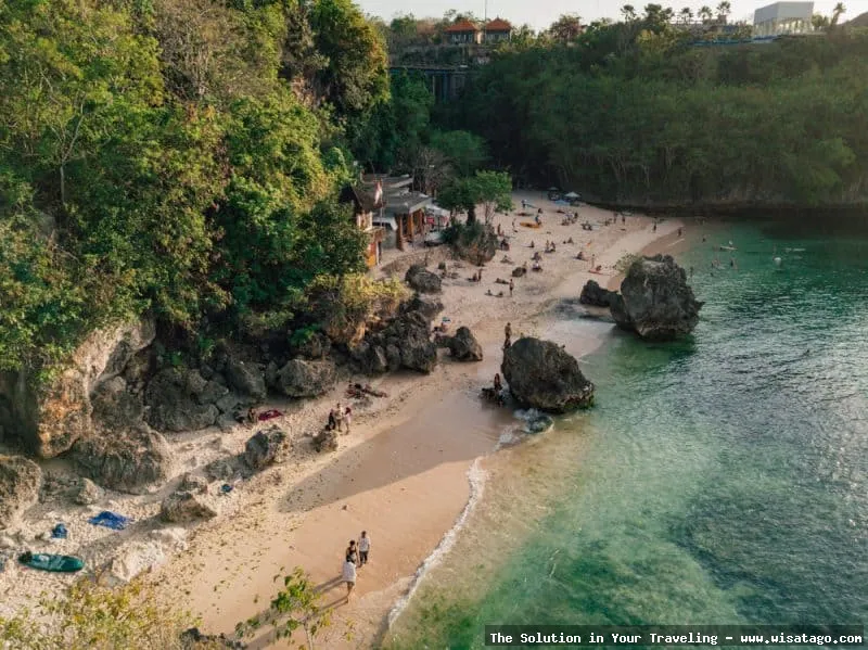Pantai Padang Padang, pasir putih eksotis