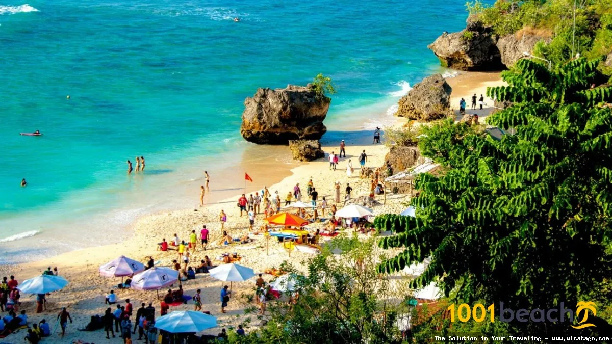 Pantai Padang Padang yang eksotis memesona