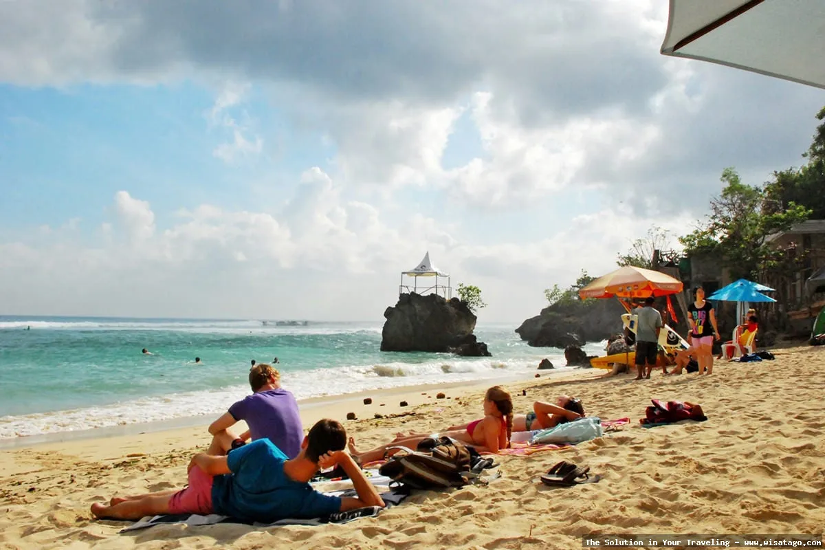 Pantai Padang Padang yang eksotis memesona