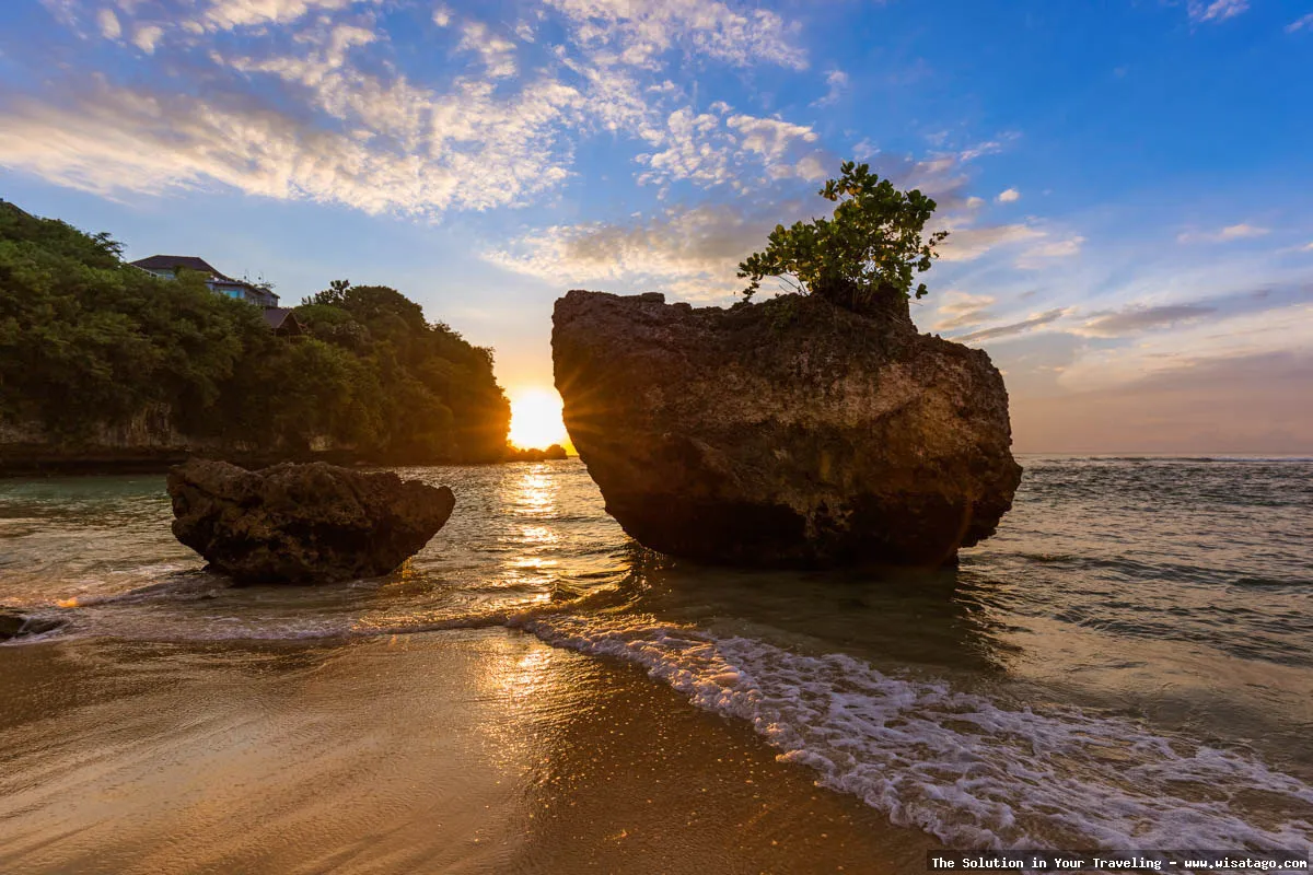Pantai Padang Padang yang eksotis mempesona