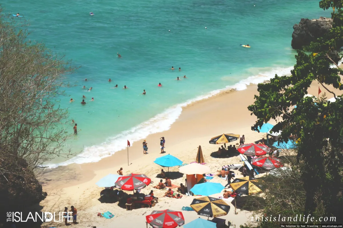 Pantai Padang Padang yang menawan alami