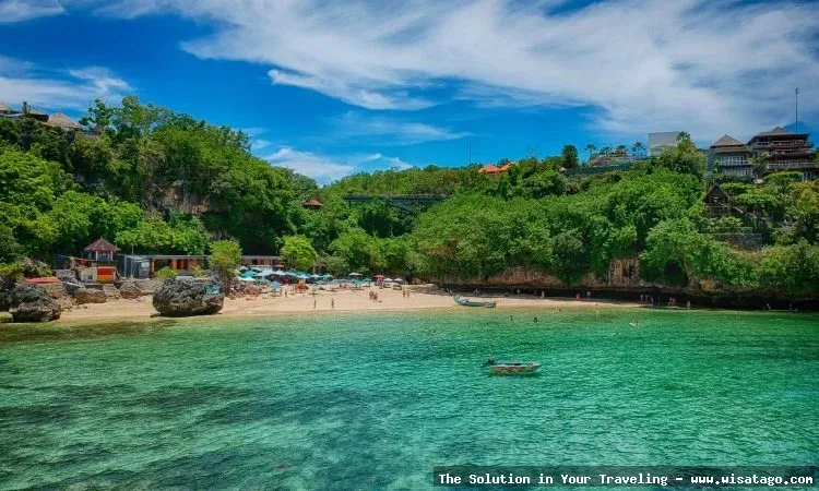 Pantai Padang Padang yang indah mempesona