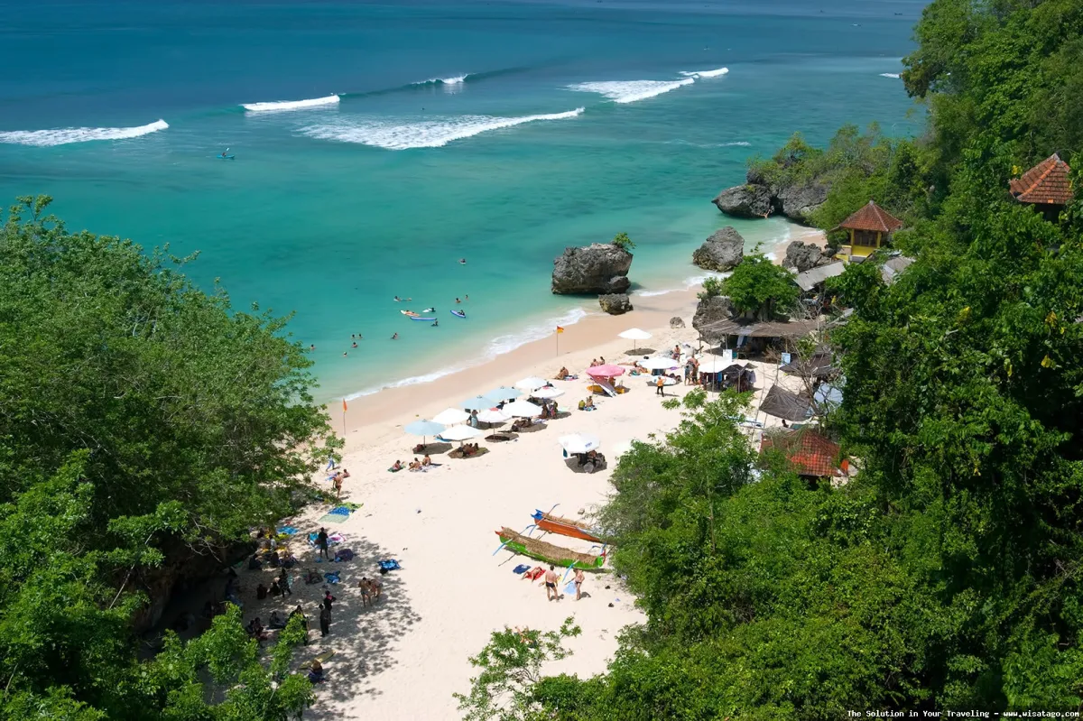 Pantai Padang Padang, pasir putih eksotis
