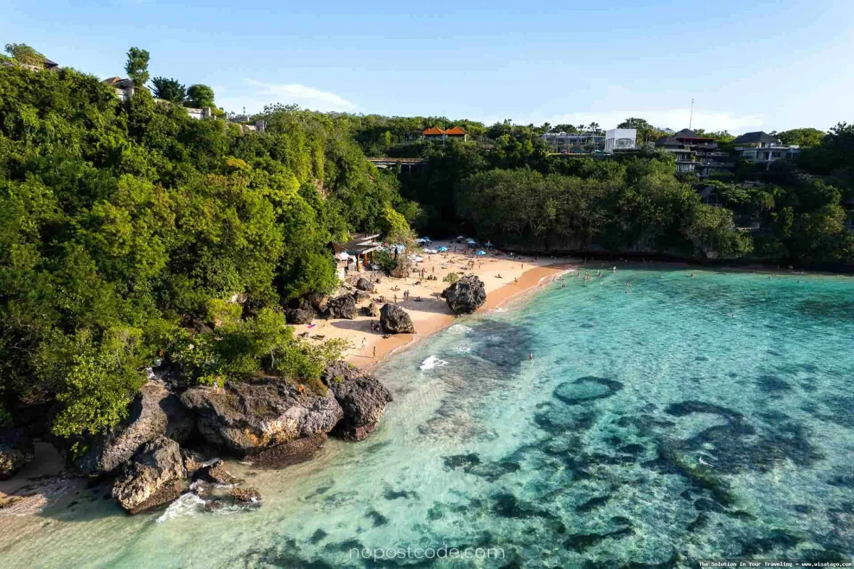 Pantai Padang Padang yang eksotis memesona