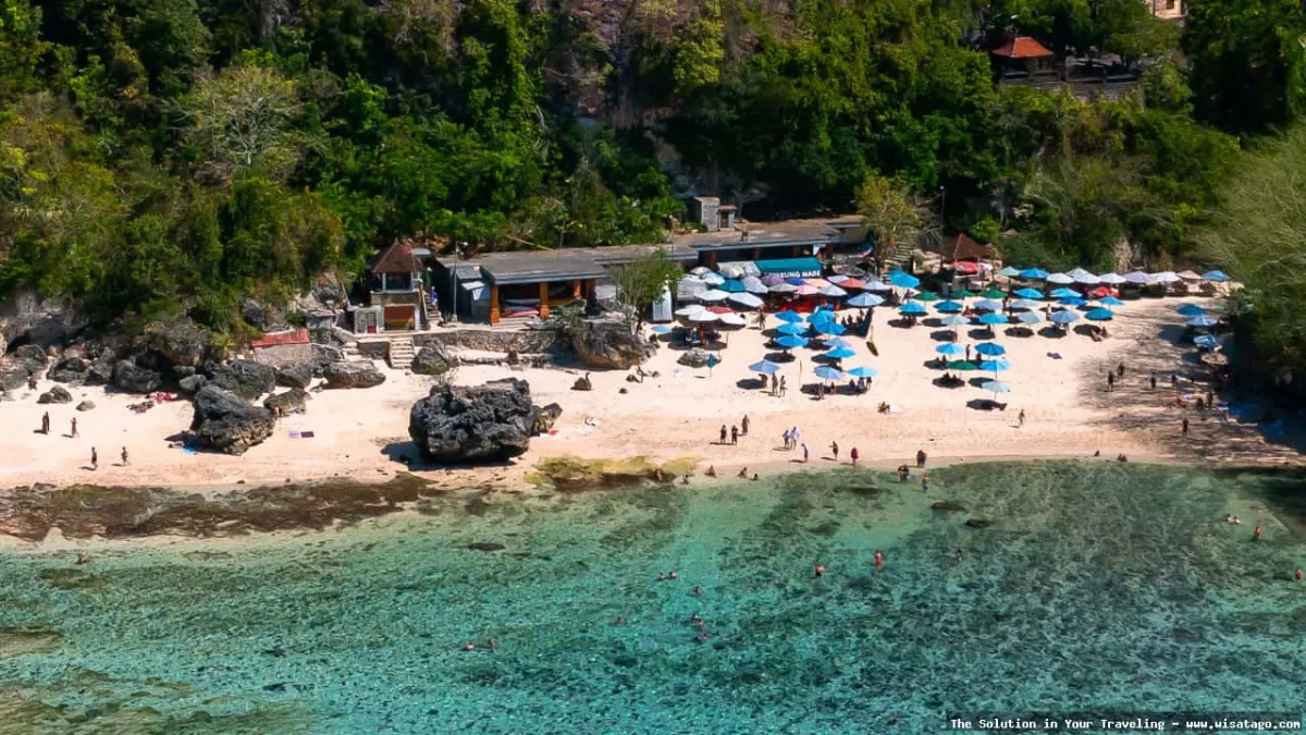 Pantai Padang Padang, pasir putih eksotis