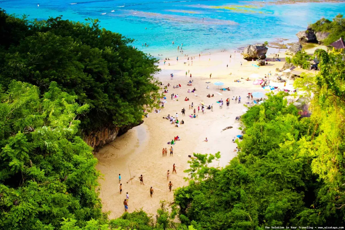 Pantai Padang Padang yang mempesona.