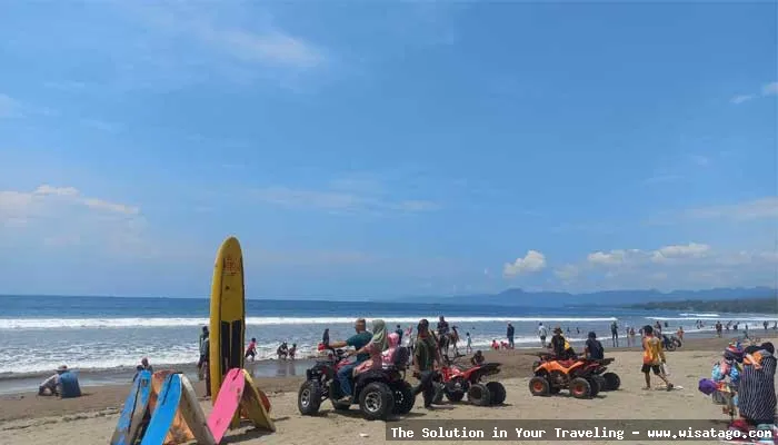 Pantai Palabuhanratu dengan ombak menawan