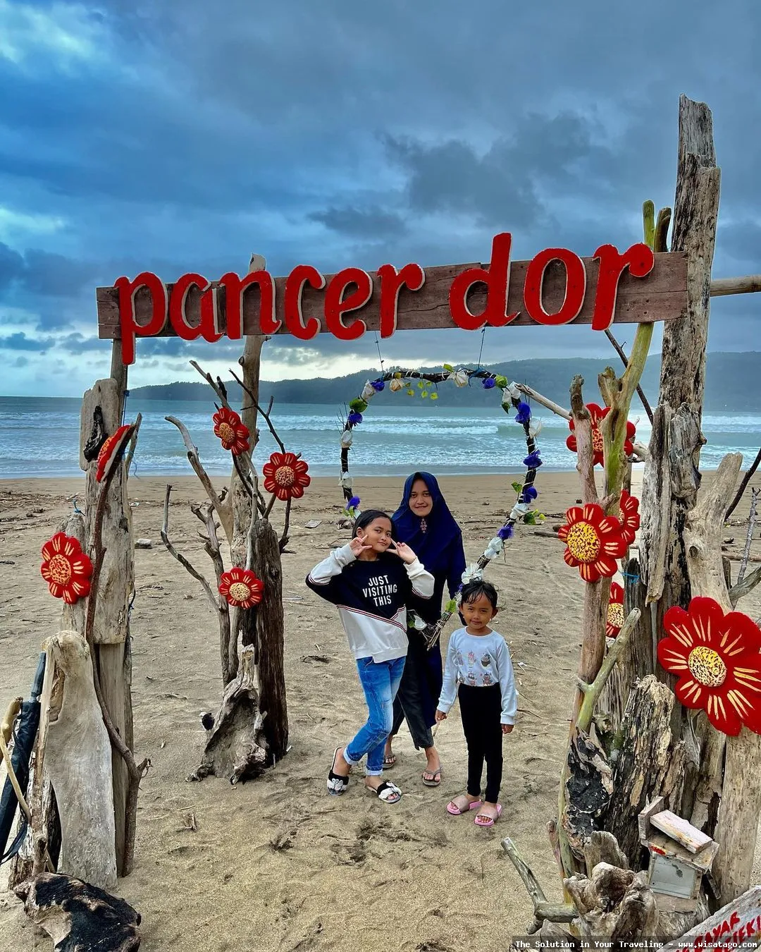 Pantai Pancer dengan ombak menawan