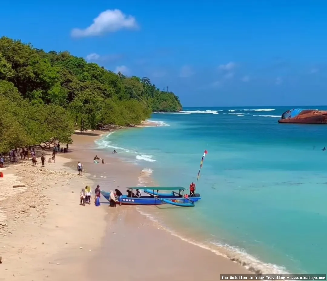 Pantai Pangandaran dengan pasir putihnya