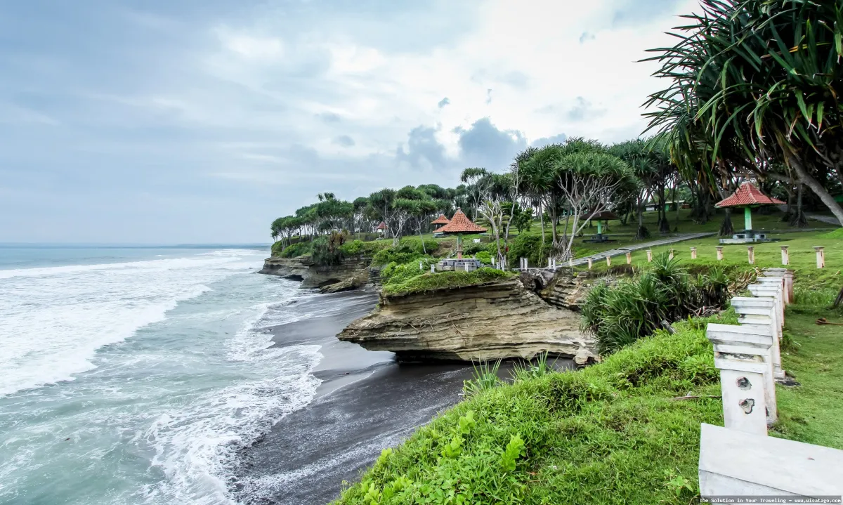 Pantai Pangandaran dengan pasir putihnya